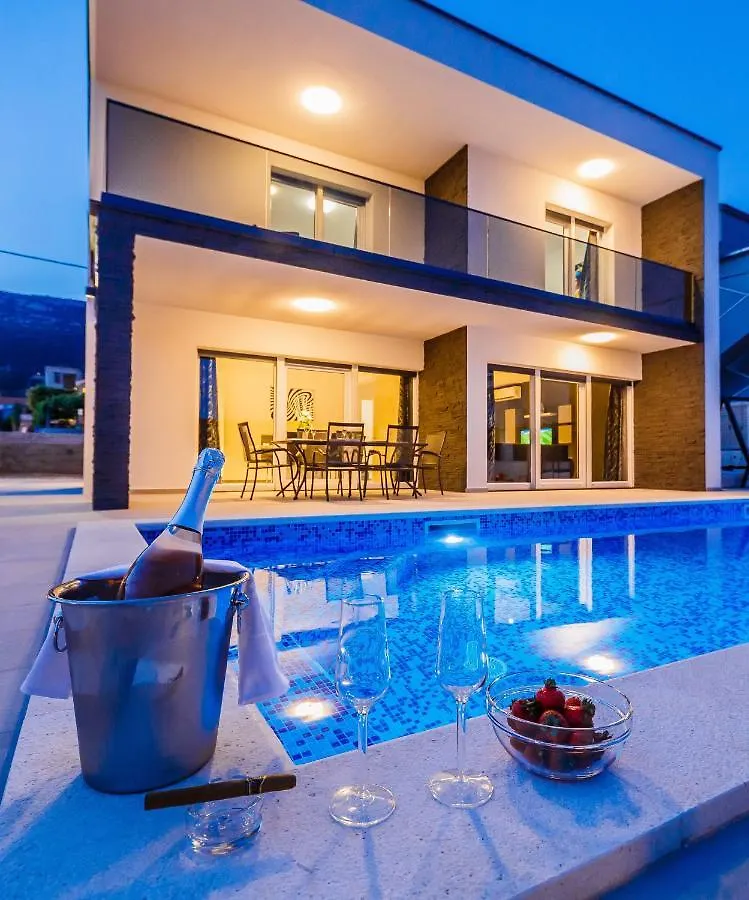 Vila Morena Kastela 0*,  Croatia
